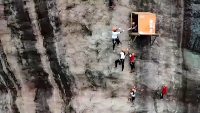 Potraviny na skále. Obchod pro horolezce 100 metrů nad zemí otevřeli v čínském národním parku