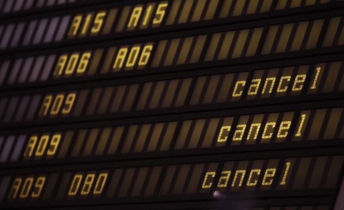 A flight information board shows flights cancelled as members of German air carrier Lufthansa cabin crew union "UFO" attend a wage strike at the Berlin Tegel airport, September 4, 2012. Lufthansa passengers face further disruption after cabin crew representatives said late on Monday they would go on strike on Tuesday for 8 hours in Frankfurt and Berlin in a row over pay and conditions. REUTERS/Tobias Schwarz (GERMANY - Tags: TRANSPORT BUSINESS EMPLOYMENT CIVIL UNREST) Published: Zář. 4, 2012, 5:46 dop.