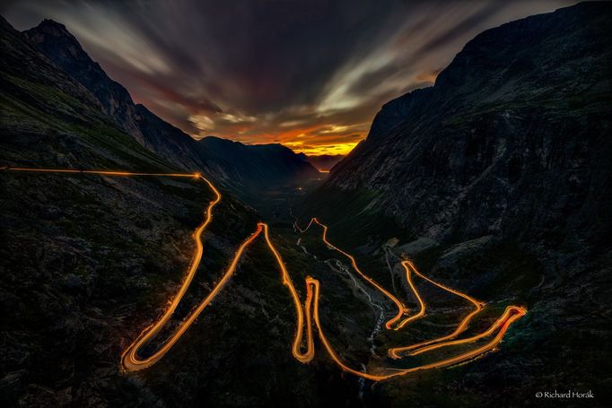 Richard Horák: Výbuch sopky, valící se láva. Snímek, který se dostal do finále soutěže World Photographic Cup 2019