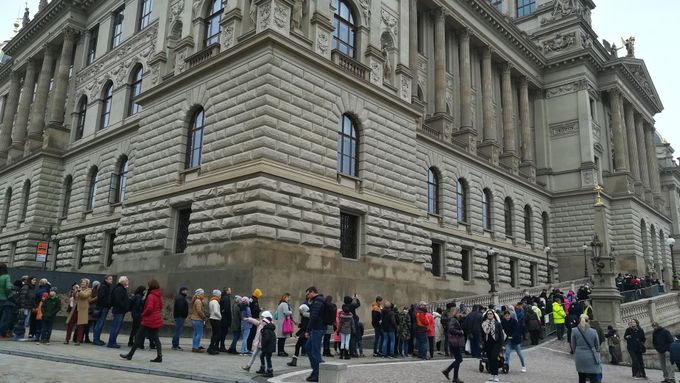 Foto: Před Národním muzeem se i druhý den po otevření tvoří dlouhé fronty