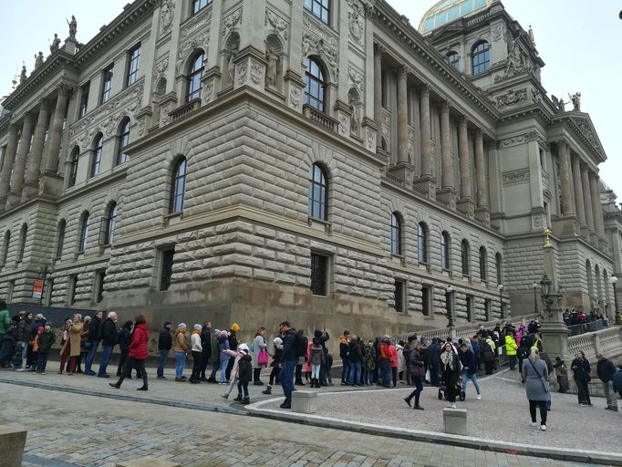 Před Národním muzeem se i druhý den po otevření tvoří dlouhé fronty. Návštěvníci jsou přesto s podobou historické budovy po rekonstrukci spokojeni.