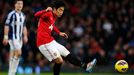 Záložník Reds Šinji Kagawa se pokouší střelou překonat gólmana West Bromwiche.