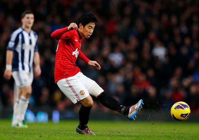 Záložník Reds Šinji Kagawa se pokouší střelou překonat gólmana West Bromwiche.