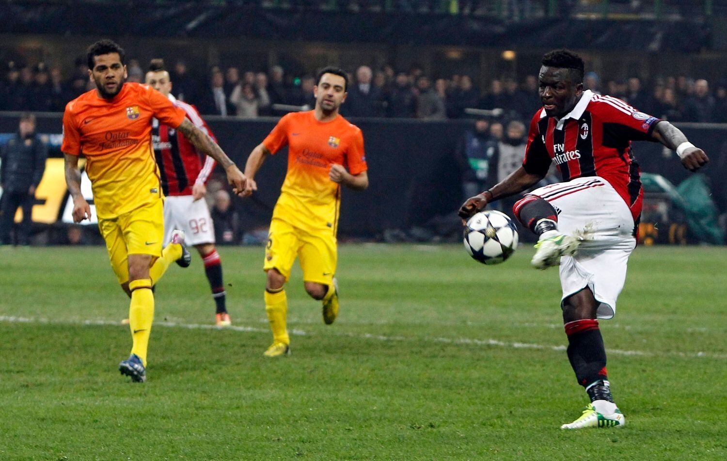 Liga mistrů, AC Milán - Barcelona: Sulley Muntari dává gól