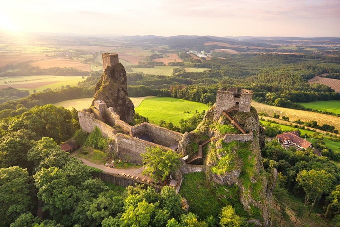 Zřícenina hradu Trosky v Českém ráji na leteckém snímku z horkovzdušného balónu. Snímek z roku 2021