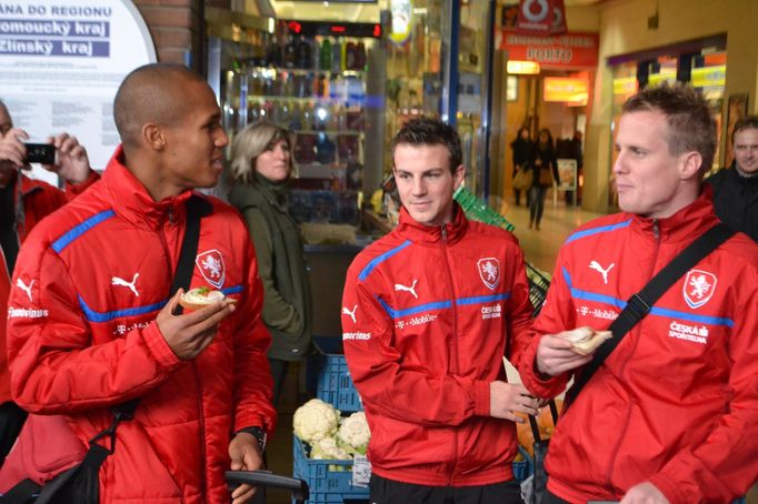 Čeští fotbaloví reprezentanti při příjezdu vlakem do Olomouce, kde se střetnou se Slováky.