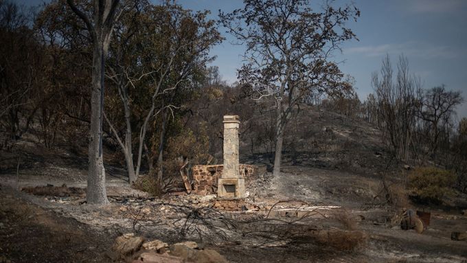 Obrazy katastrofy: Kalifornii ničí požáry, jaké nepamatuje. Z domu zbyl jen komín
