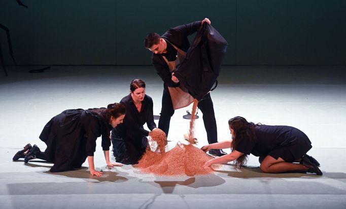 Kristýna Kůstková jako Mařenka, Helena Beránková coby maminka, Daniel Kfelíř v roli tatínka a Anna Moriová jako Jeníček.