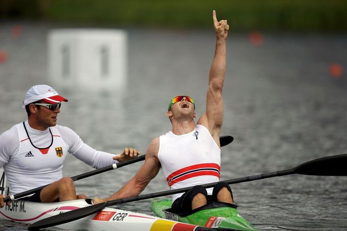 Norský kajakář Erik Veras Larsen slaví vítězství v závodě na 1 km na OH 2012 v Londýně.