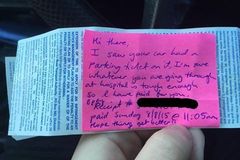 Neznámá žena zaplatila matce s dítětem pokutu za parkování