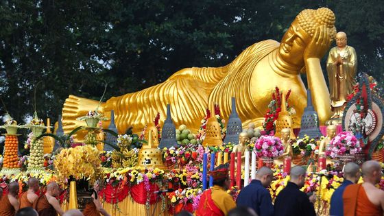 Věřící šli bosí k chrámu. Co pro buddhisty znamená svátek zvaný Vesak?