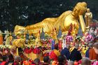 Věřící šli bosí k chrámu. Co pro buddhisty znamená svátek zvaný Vesak?
