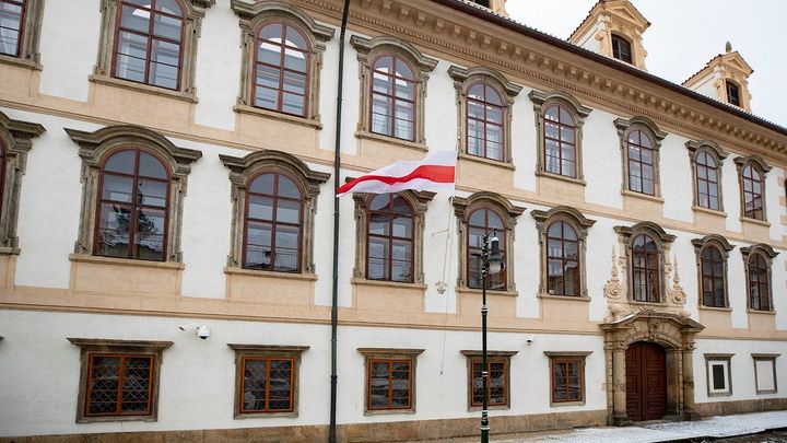 Senát vyvěsil běloruskou vlajku. I my jsme vyhlíželi k Západu, vysvětlil Vystrčil