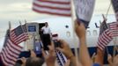 Republican presidential candidate and former Massachusetts Governor Mitt Romney waves as he walks off his campaign plane for a rally at the airport in Pueblo, Colorado September 24, 2012. REUTERS/Brian Snyder (UNITED STATES - Tags: POLITICS ELECTIONS USA PRESIDENTIAL ELECTION) Published: Zář. 24, 2012, 6:52 odp.