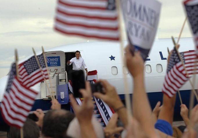 Republican presidential candidate and former Massachusetts Governor Mitt Romney waves as he walks off his campaign plane for a rally at the airport in Pueblo, Colorado September 24, 2012. REUTERS/Brian Snyder (UNITED STATES - Tags: POLITICS ELECTIONS USA PRESIDENTIAL ELECTION) Published: Zář. 24, 2012, 6:52 odp.