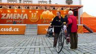 Bude tady něco? Hodinu a půl před příchodem špiček strany náměstí ještě zeje prázdnotou. Lidé jakoby se lekli oranžového náměstí. Stánky s propagacemi a diskotékou osmdesátých let neprve nesměle obcházejí. Stovky se jich ale nahrnou ve chvíli, kdy dnes moderátor jindy poslanec Jan Hamáček ohlásí příchod Jiřího Paroubka.
