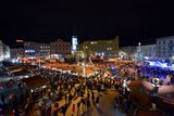 Bohatý vánoční život na náměstí Svobody v Brně.