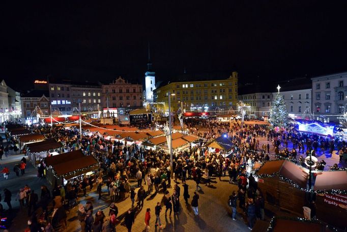 Bohatý vánoční život na náměstí Svobody v Brně