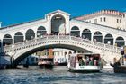 Benátští policisté potrestali německé turisty za to, že si vařili v centru města kávu