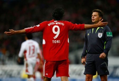 Luca Toni diskutuje se sudím Thorstenem Kinhoeferem