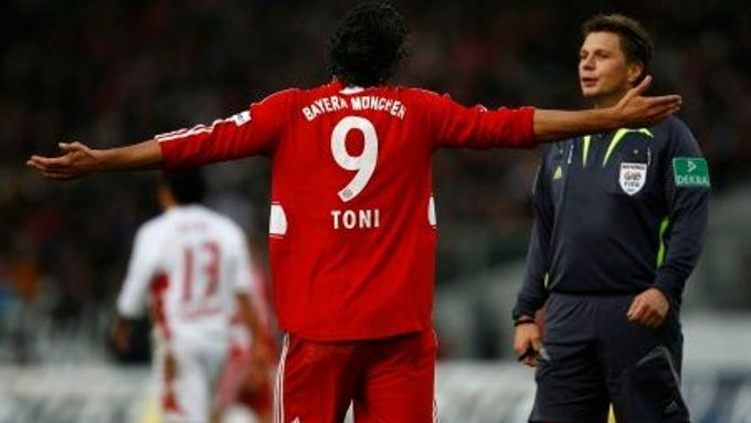 Luca Toni diskutuje se sudím Thorstenem Kinhoeferem v zápase německé bundesligy mezi Bayernem a Stuttgartem.