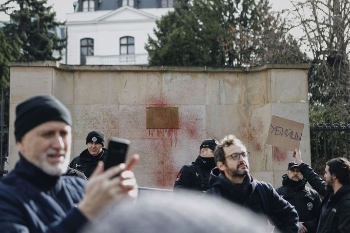 Protest proti ruské invazi na Ukrajině před ruskou ambasádou v Praze.