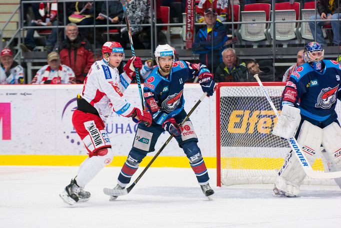 PO ELH Třinec-Chomutov: Daniel Rákos - Petr Koblasa (11) a Ján Laco