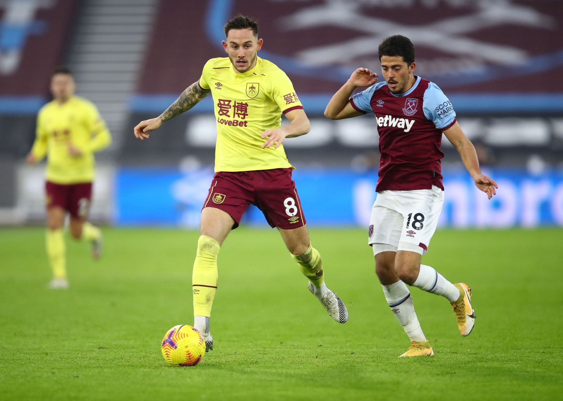 fotbal, anglická liga 2020/2021, Premier League - West Ham United v Burnley Josh Brownhill, Pablo Fornals