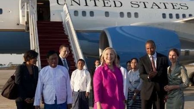 Americká ministryně zahraničí Clintonová po příletu do Neipyijta.