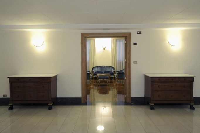 A view of the apartment where the new Pope will stay following his election in the Saint Marta residence at the Vatican March 9, 2013. REUTERS/Osservatore Romano (VATICAN - Tags: RELIGION) ATTENTION EDITORS - THIS IMAGE WAS PROVIDED BY A THIRD PARTY. FOR EDITORIAL USE ONLY. NOT FOR SALE FOR MARKETING OR ADVERTISING CAMPAIGNS. THIS PICTURE IS DISTRIBUTED EXACTLY AS RECEIVED BY REUTERS, AS A SERVICE TO CLIENTS Published: Bře. 9, 2013, 12:08 odp.