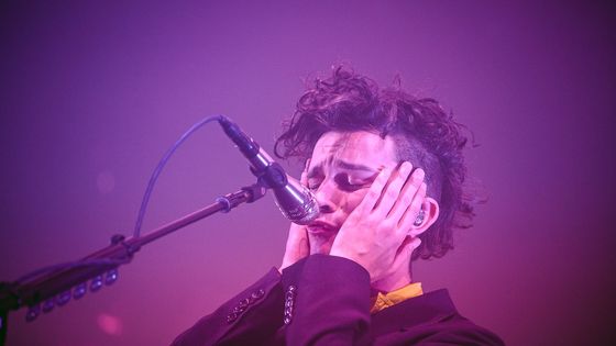 Zpěvák The 1975 Matthew Healy v Praze.