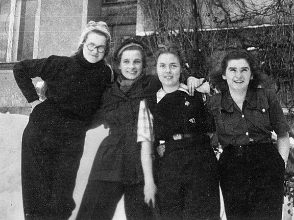 Bibiana Achová (zcela vpravo) ve skautském oddíle (1949).