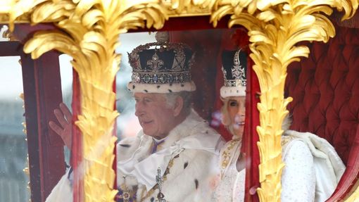 Král Karel III. a královna Camilla po korunovaci odjíždějí z Westminsterského opatství.