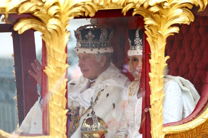 Král Karel III. a královna Camilla po korunovaci odjíždějí z Westminsterského opatství.