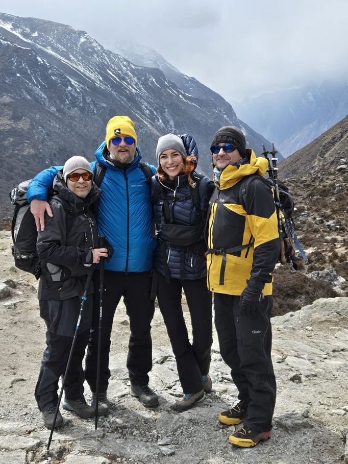 Zleva Urban Arsenjuk, režisér Rudolf Havlík, scenáristka Lucie Korcová a herec Saša Rašilov v Himálaji při natáčení snímku Na horách.