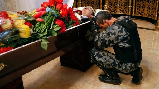 Muž z proruských jednotek na pohřbu kolegy zabitého ve čtvrtek ve Slavjansku.