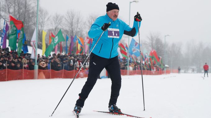 Běloruský prezident Alexander Lukašenko na běžkách