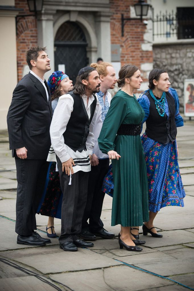 Echa vyprávějí o zapomenutých místech tzv. Východních Kresů,  která dnes patří Ukrajině, Bělorusku či Litvě, a která byla kdysi součástí polské kulturní mapy.