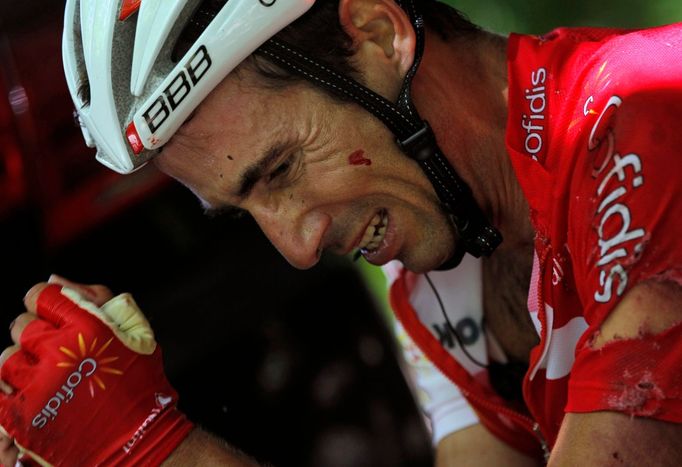 Francouzský cyklista David Moncoutie ze stáje Cofidis je zraněný po pádu ve 12. etapě Tour de France 2012.