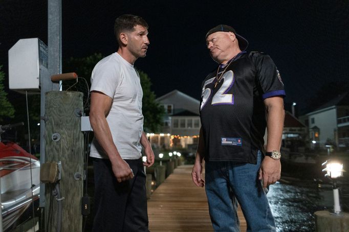 Jon Bernthal v roli Waynea Jenkinse a Seth Hurwitz jako Donald Stepp.