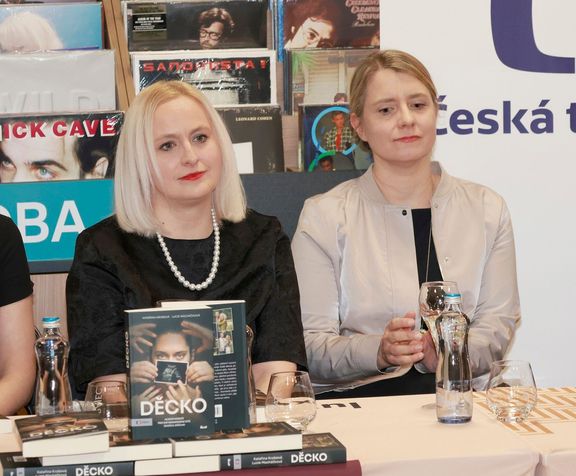 Lucie letos v březnu na křtu knihy Děcko. Ta je literárním zpracováním stejnojmenného seriálu ČT, k němuž Macháčková s Kateřinou Krobovou napsaly scénář.