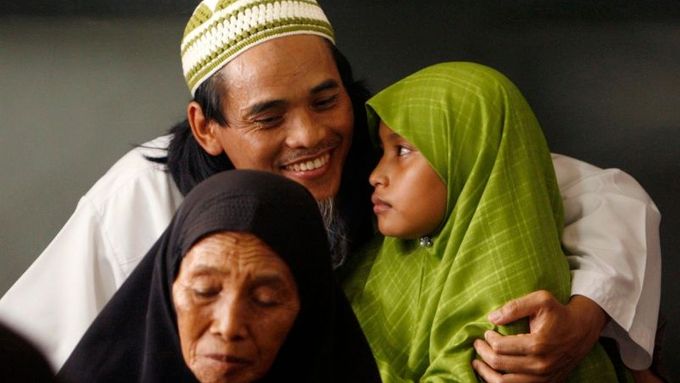 Usmívající se atentátník Amrozi se loučí se svou dceru a matkou