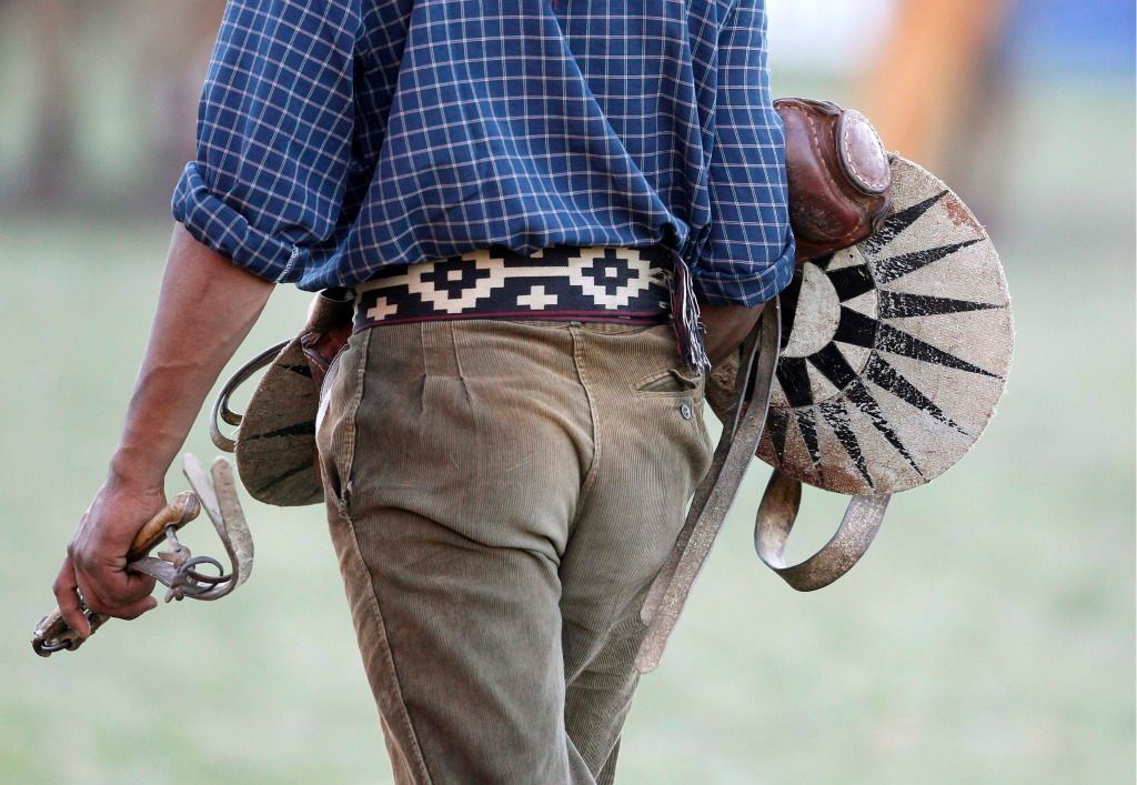 аргентинский или уругвайский ковбой. аргентина национальный костюм гаучо. фестиваль гаучо. гаучо в латинской америке это. ковбои гаучо в аргентине.