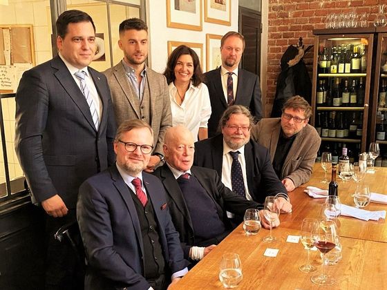 Tomáš Jirsa, v horní řadě vedle europoslance Tomáše Zdechovského, je členem ODS. Na snímku na nedávném setkání s britským filosofem Rogerem Scrutonem.