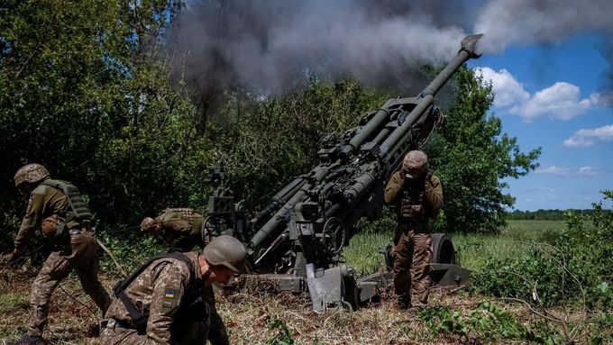 Ukrajinští dělostřelci pálí na ruské pozice americkou houfnicí M777.