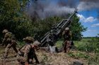Ukrajinští dělostřelci pálí na ruské pozice americkou houfnicí M777.