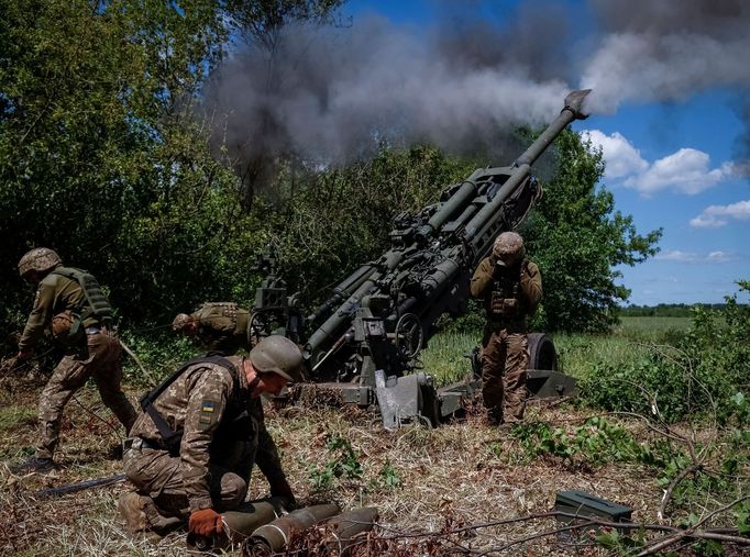 Ukrajinští dělostřelci pálí na ruské pozice americkou houfnicí M777.