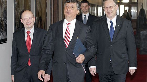 Fischer podal demisi, vládne dál