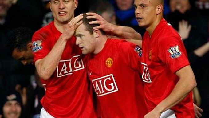 Wayne Rooney a gratulace Vidiče a Browna