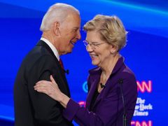 Joe Biden a Elizabeth Warrenová během debaty demokratických kandidátů na prezidenta USA.